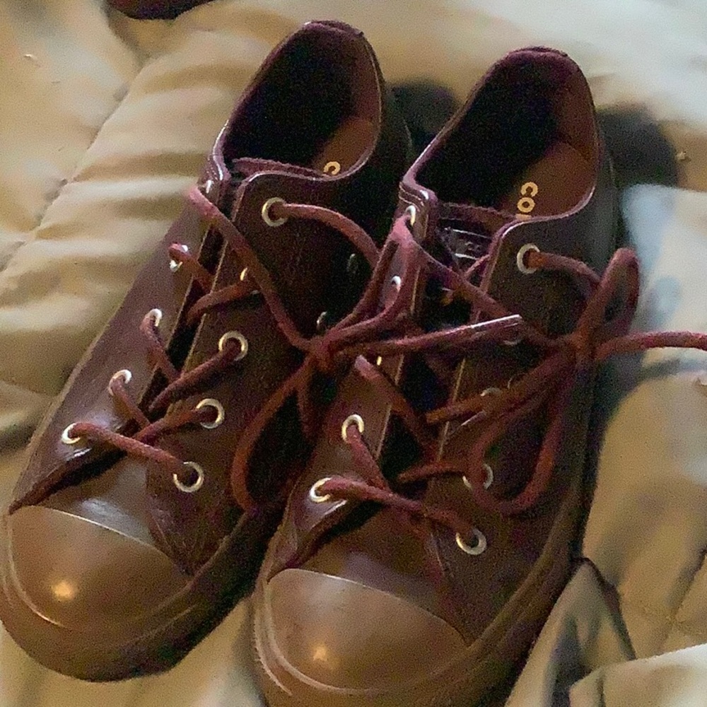 🌿Leather Maroon Converse🌿
